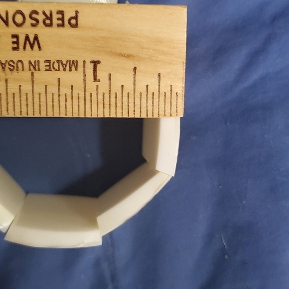 Mother of Pearl Flower Hand Carved Stretch Bracelet - Picture 6 of 10